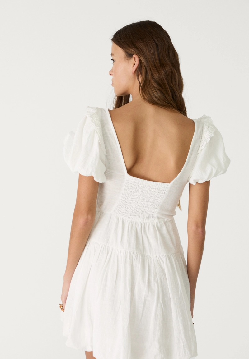 Короткое платье-баллон с короткими рукавами