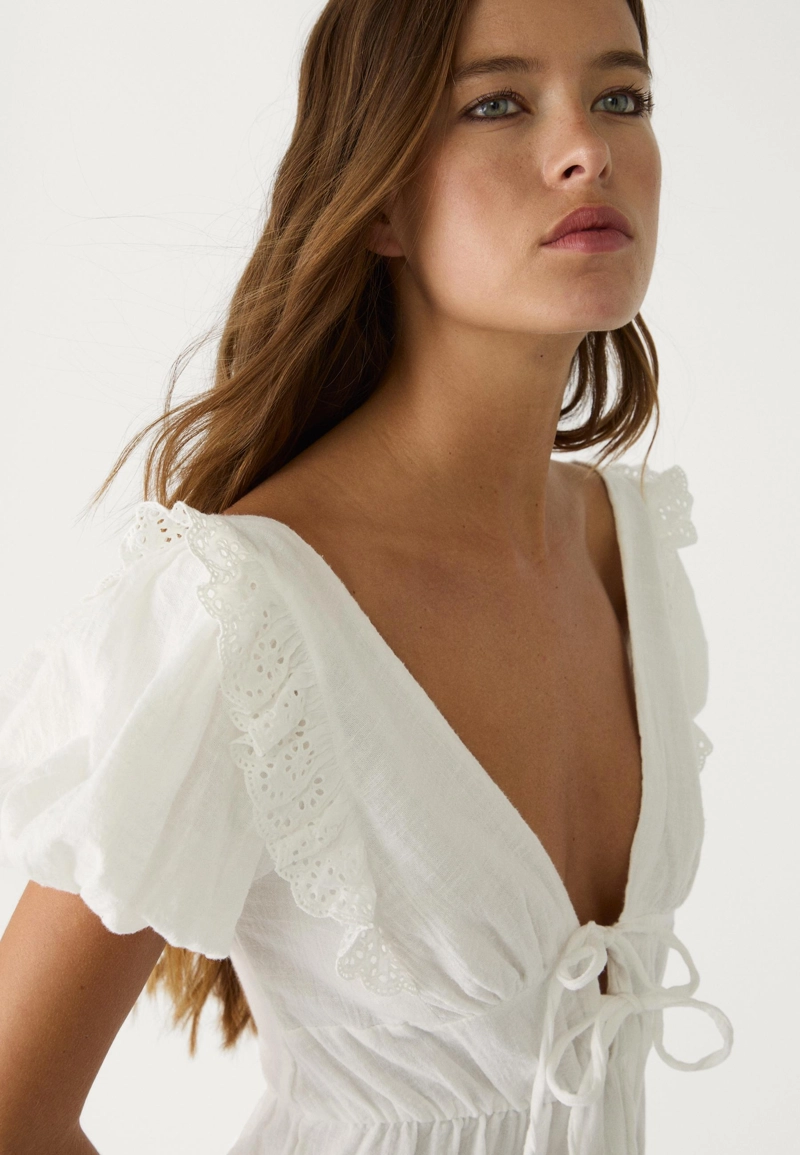 Короткое платье-баллон с короткими рукавами