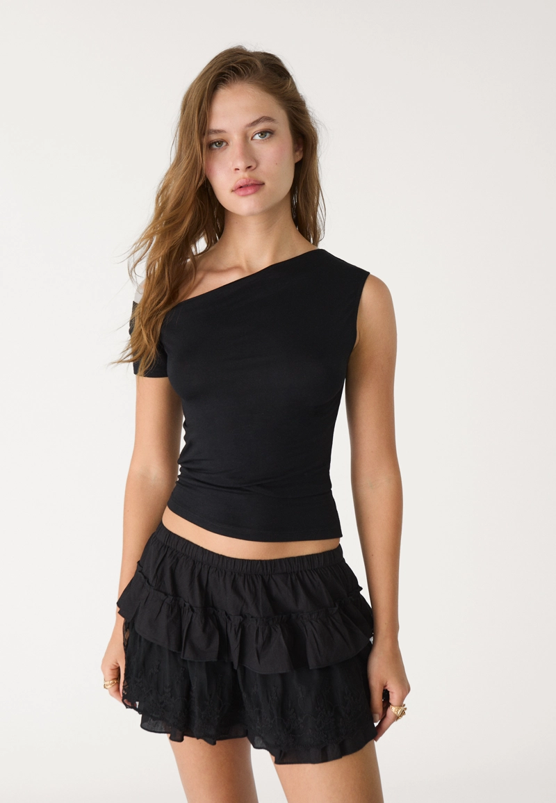 Футболка с асимметричным вырезом