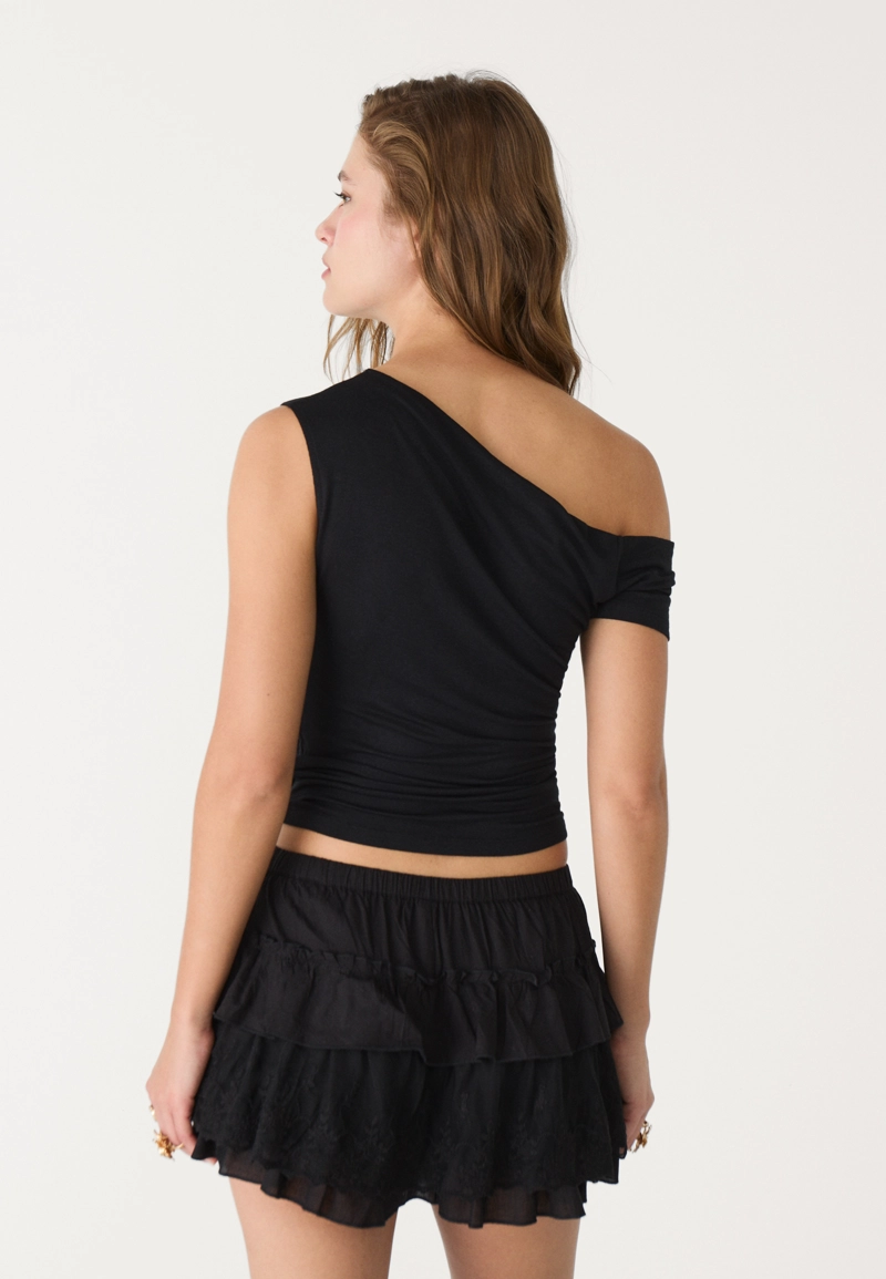 Футболка с асимметричным вырезом