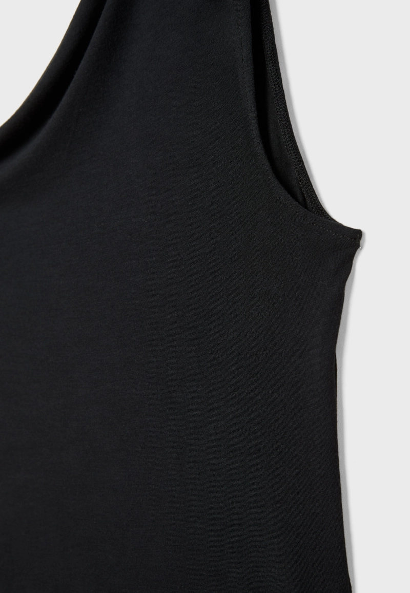 Футболка с асимметричным вырезом