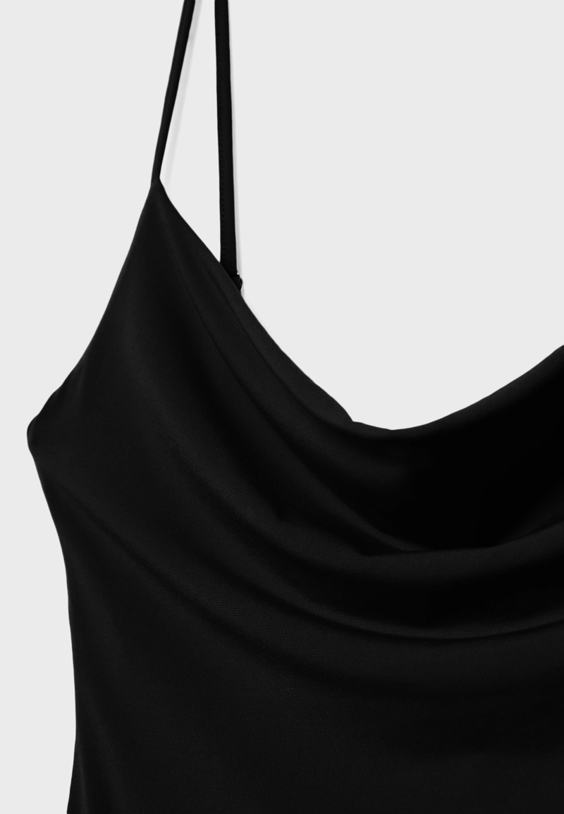 Короткое платье с плавным вырезом