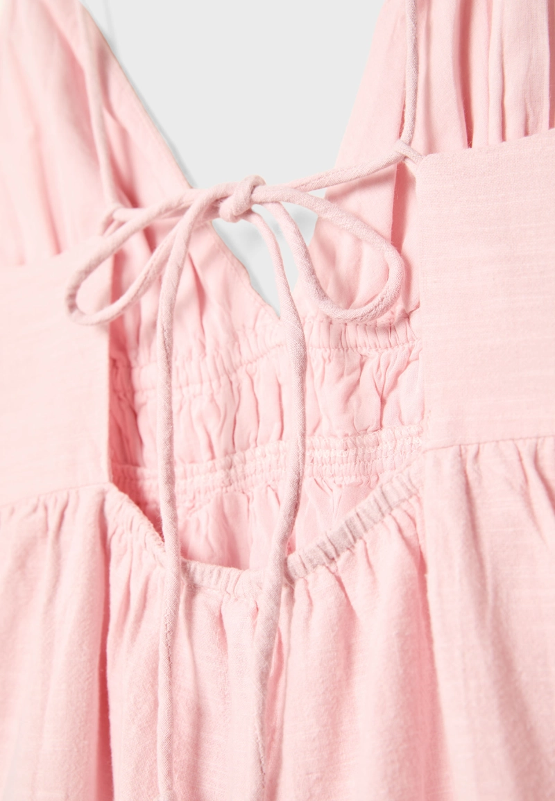 Короткое струящееся платье с завязками на спине