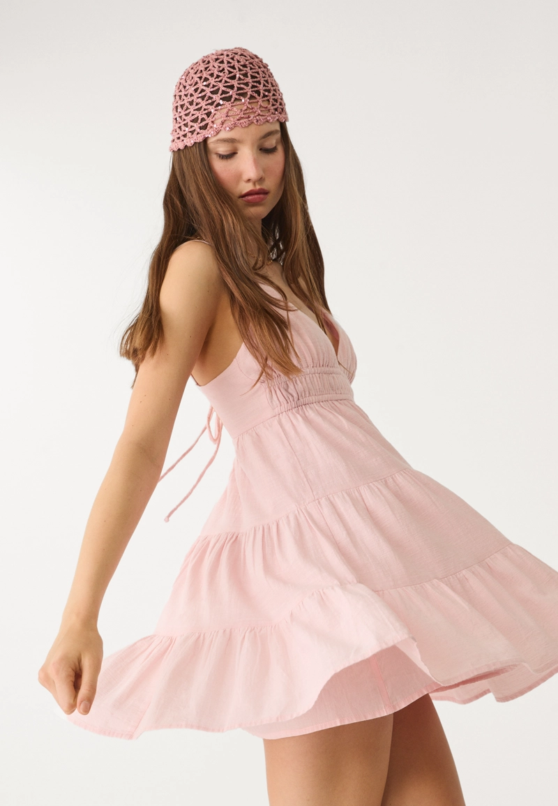 Короткое струящееся платье с завязками на спине