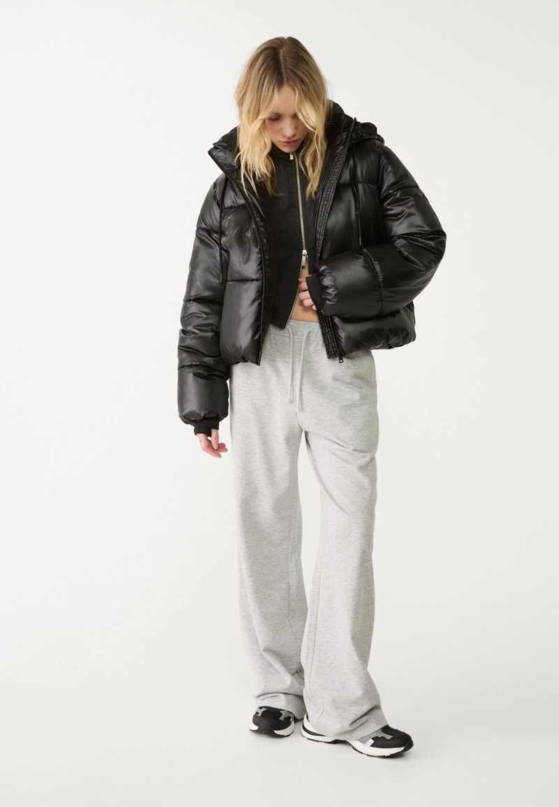 Стеганая куртка с металлическим блеском и капюшоном