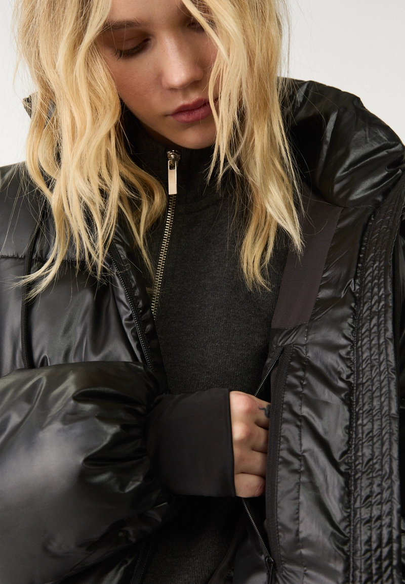 Стеганая куртка с металлическим блеском и капюшоном