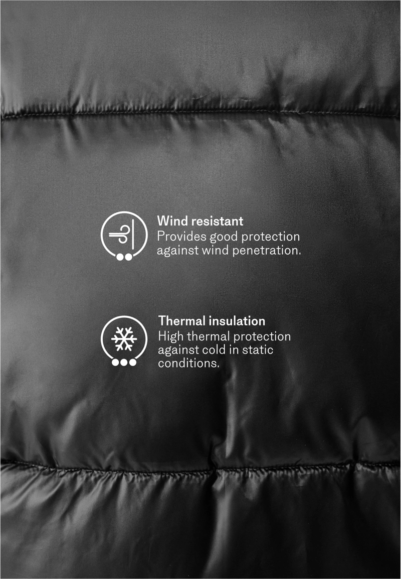 Стеганая куртка с металлическим блеском и капюшоном