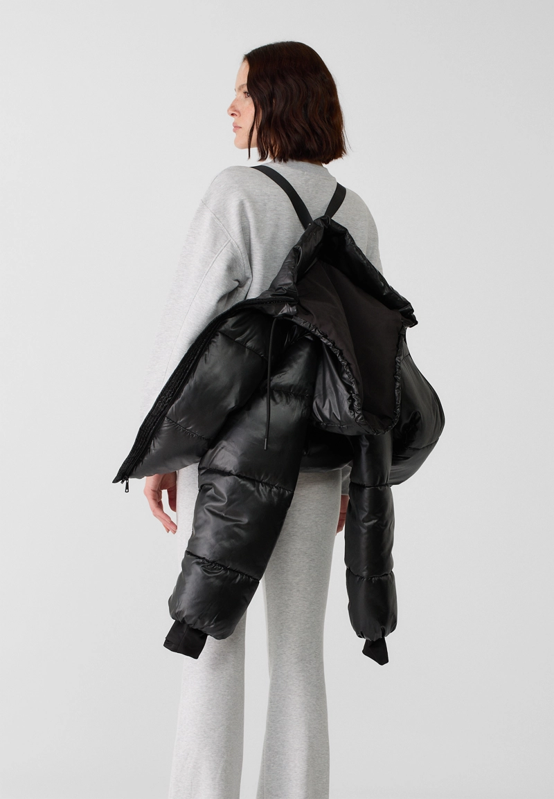 Стеганая куртка с металлическим блеском и капюшоном