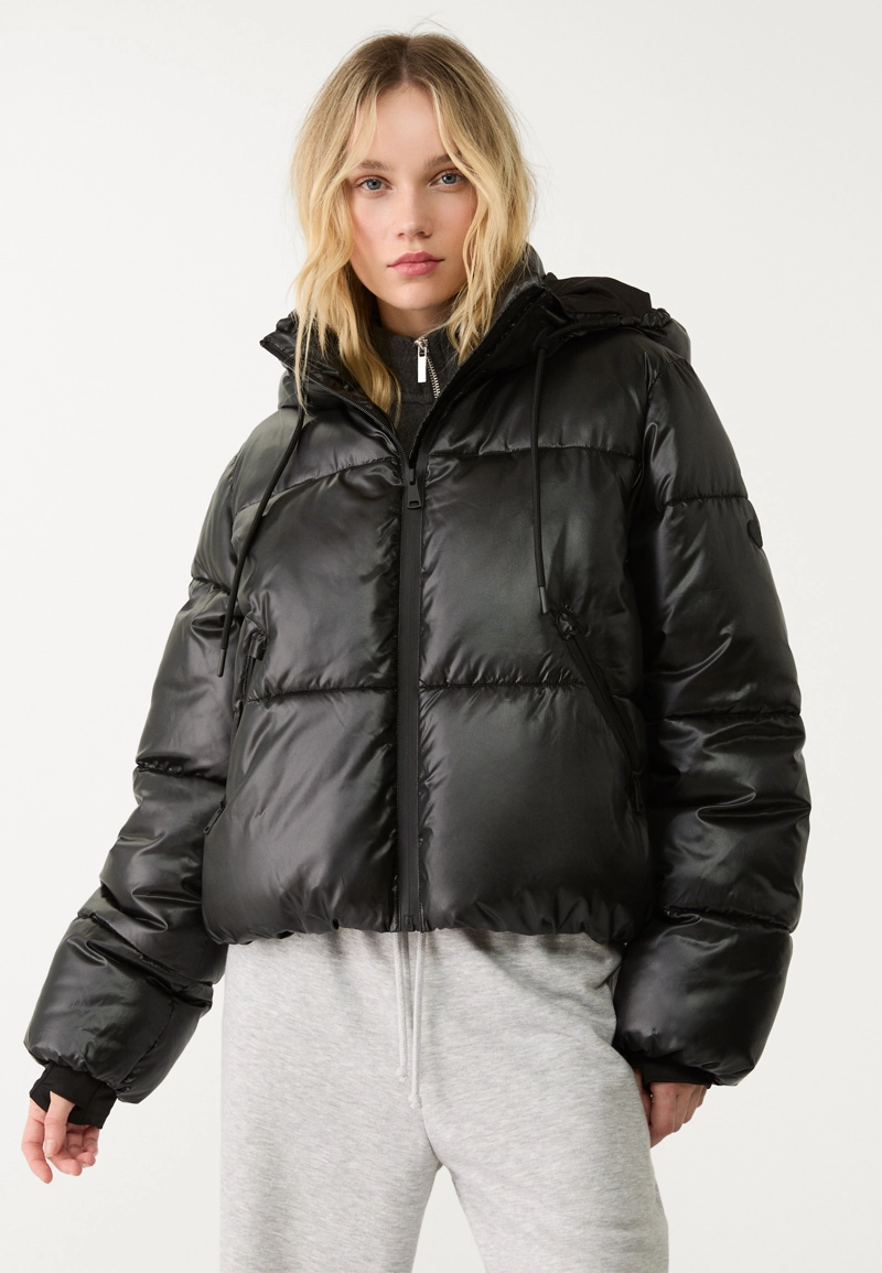 Стеганая куртка с металлическим блеском и капюшоном