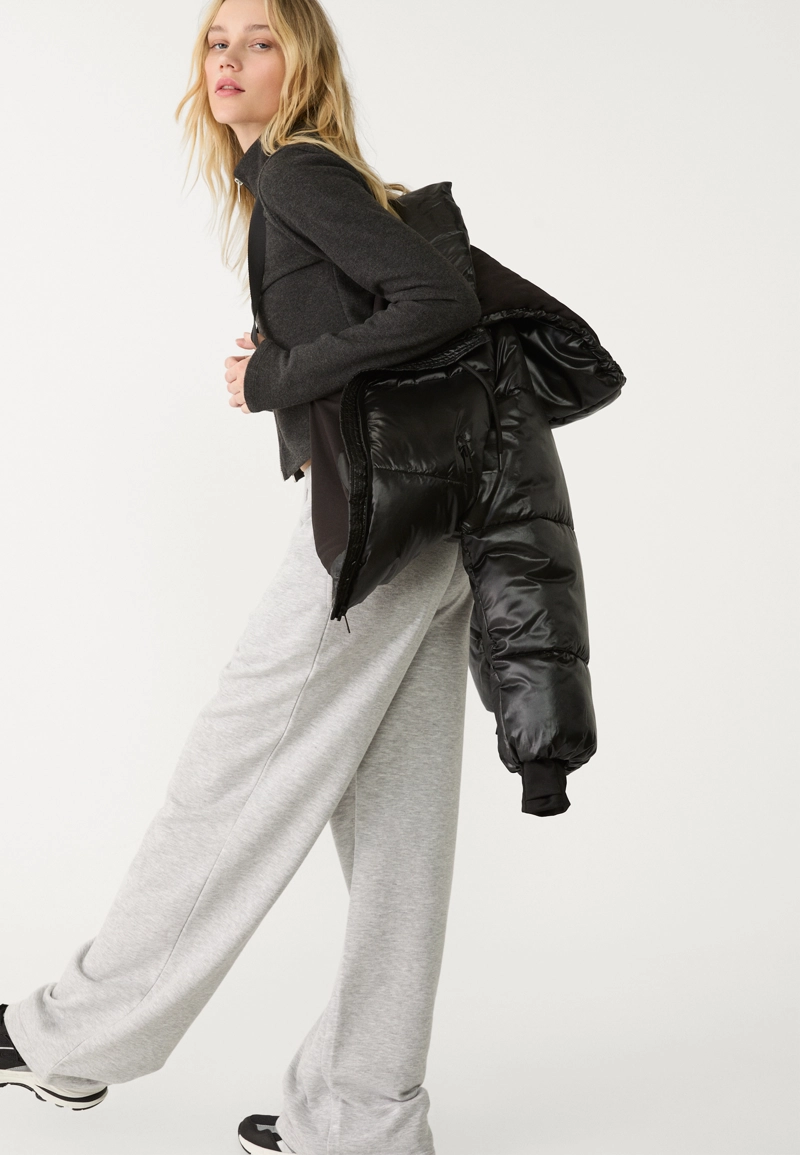 Стеганая куртка с металлическим блеском и капюшоном