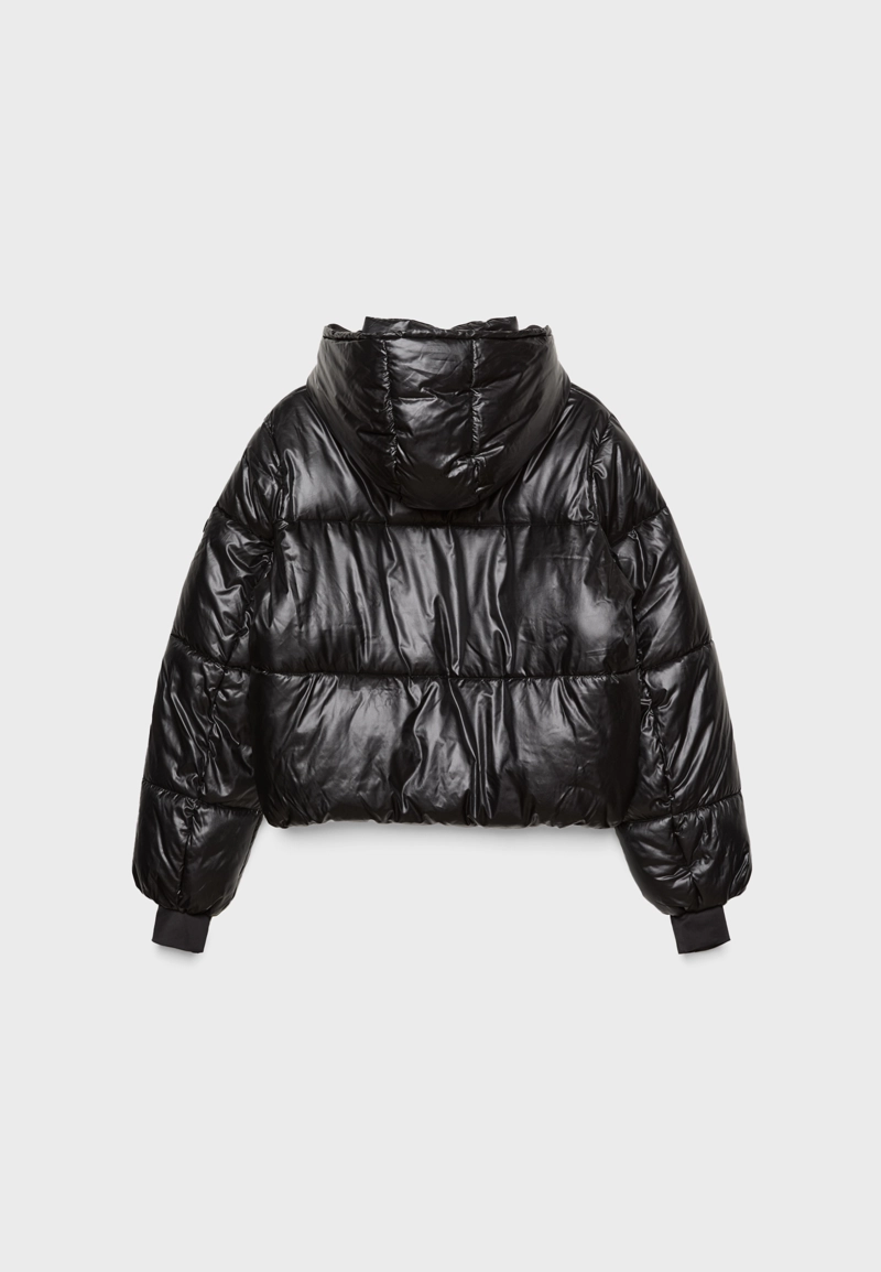 Стеганая куртка с металлическим блеском и капюшоном