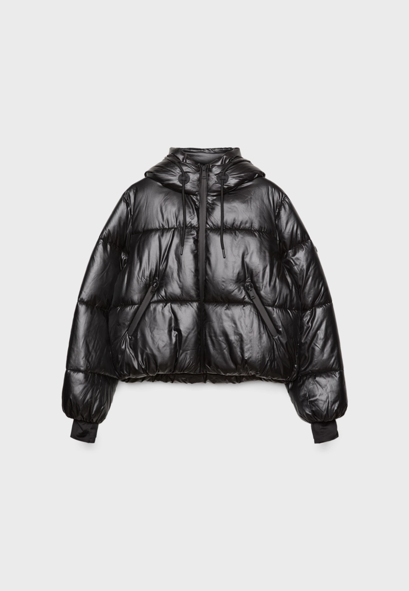 Стеганая куртка с металлическим блеском и капюшоном