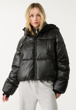 Стеганая куртка с металлическим блеском и капюшоном- Заказать в России