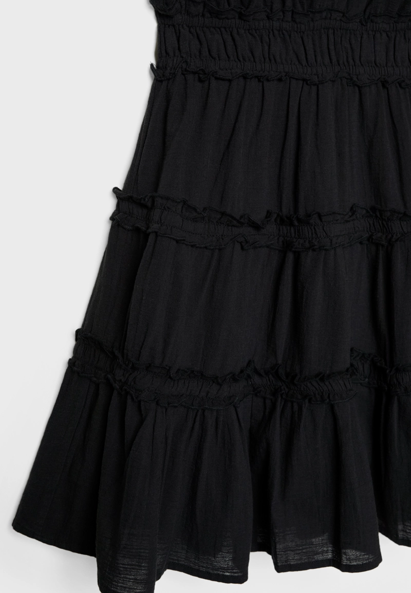 Короткое платье на бретельках с оборками