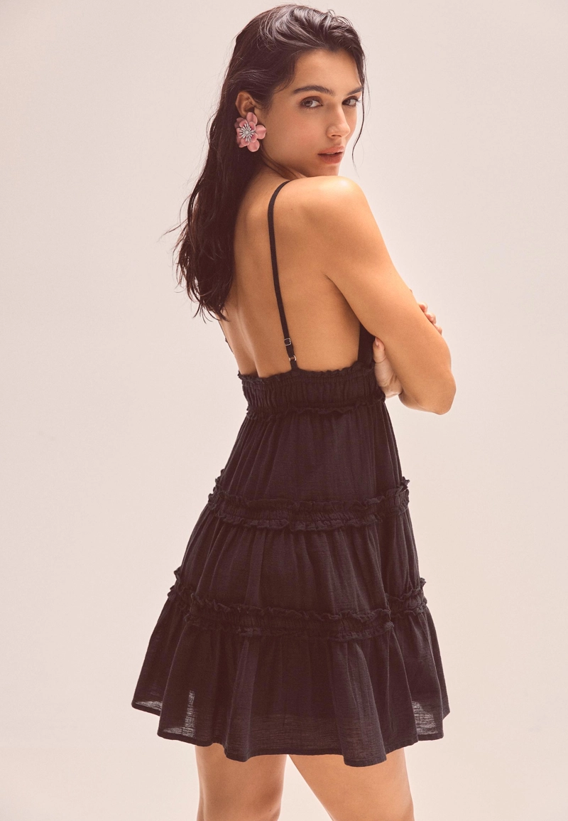 Короткое платье на бретельках с оборками