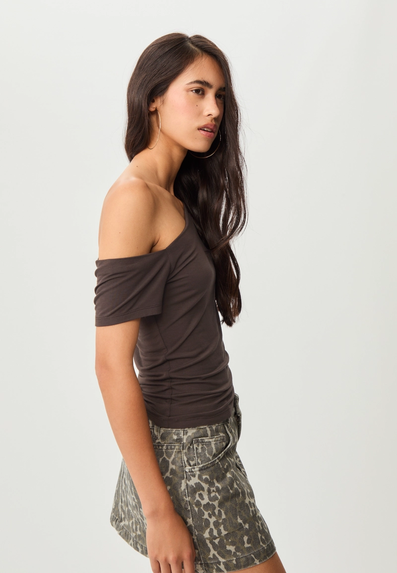 Футболка с асимметричным вырезом