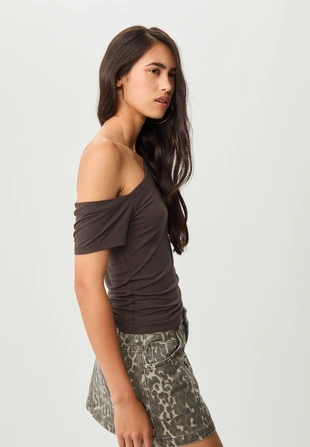 Футболка с асимметричным вырезом- Заказать в России