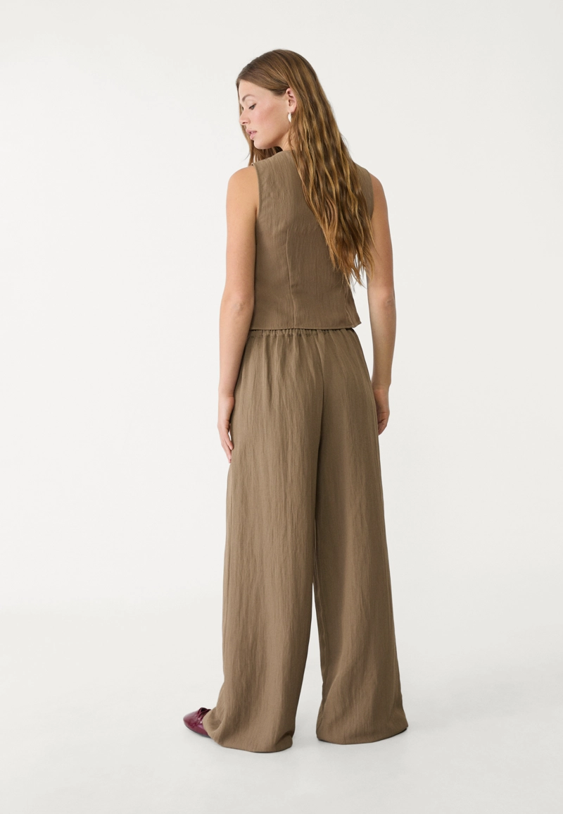 Брюки из рельефной ткани на шнурке