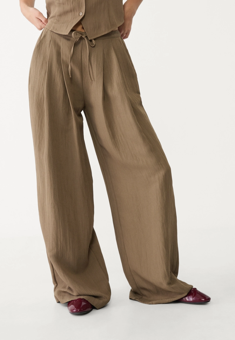 Брюки из рельефной ткани на шнурке