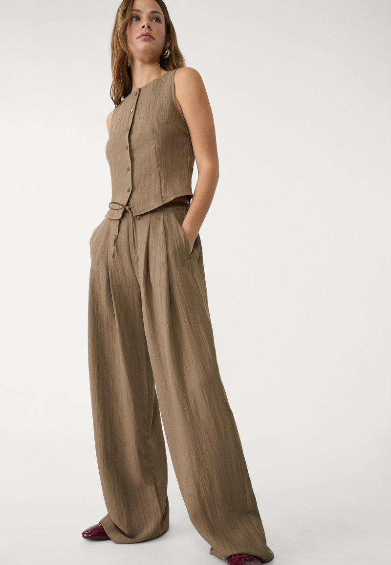 Брюки из рельефной ткани на шнурке