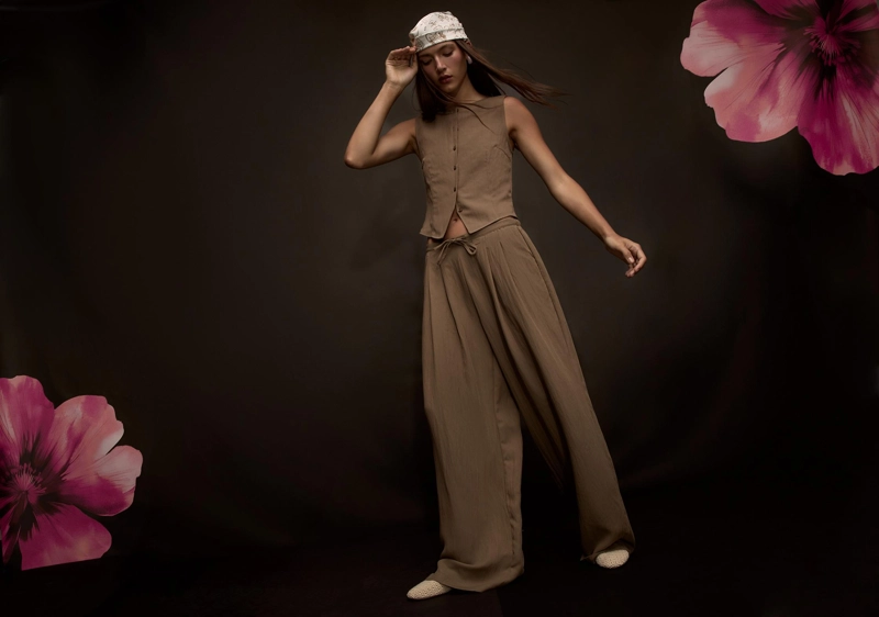 Брюки из рельефной ткани на шнурке