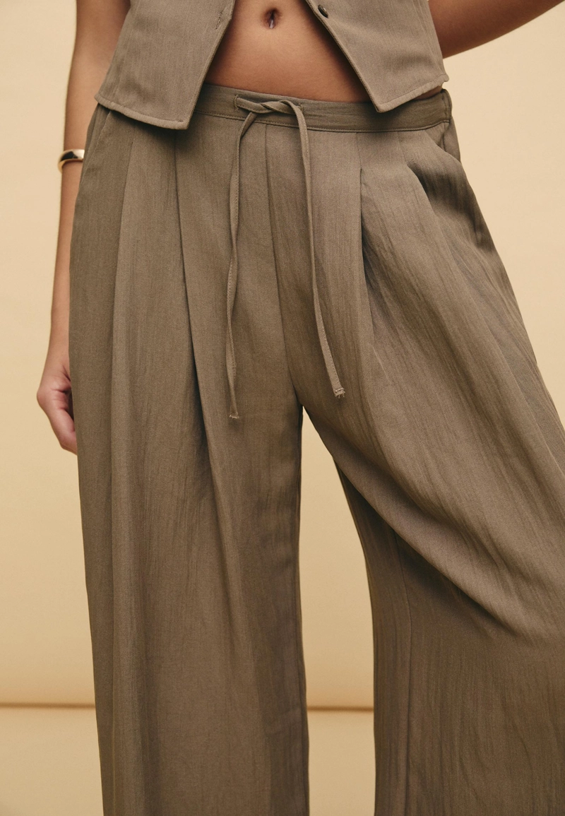 Брюки из рельефной ткани на шнурке