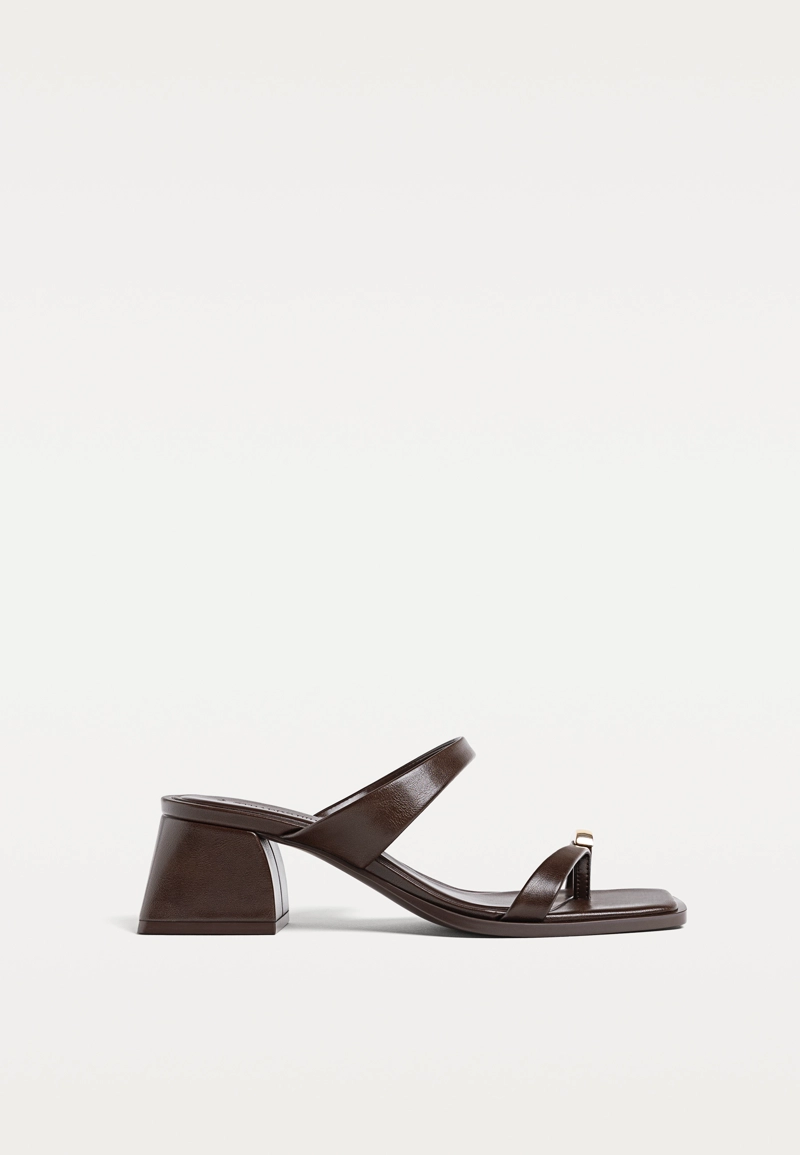 Босоножки на каблуке с металлической деталью