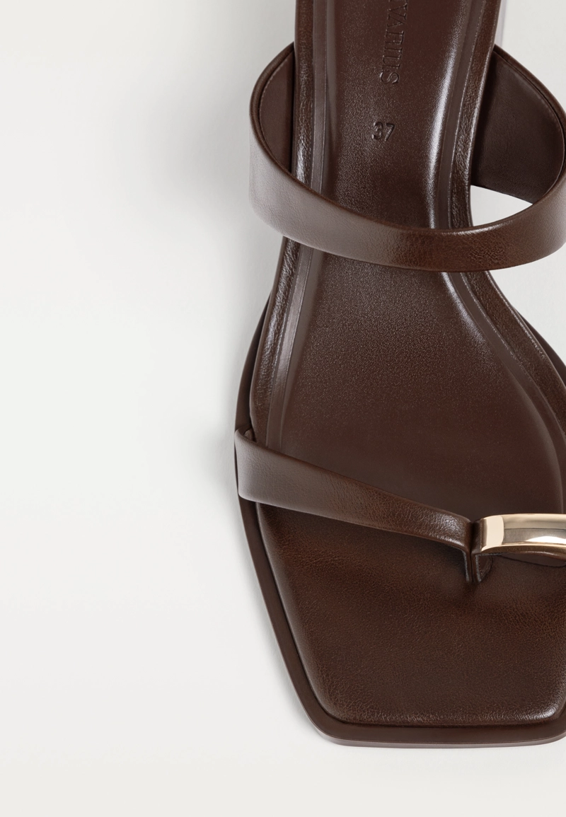 Босоножки на каблуке с металлической деталью