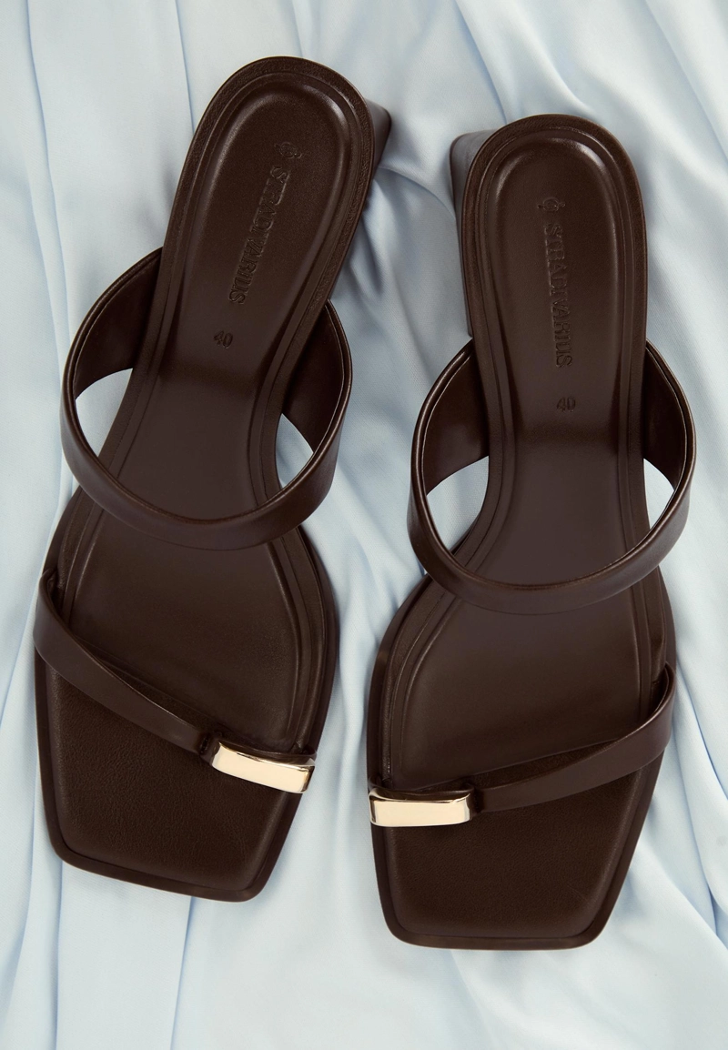 Босоножки на каблуке с металлической деталью