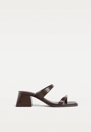 Босоножки на каблуке с металлической деталью- Заказать в России