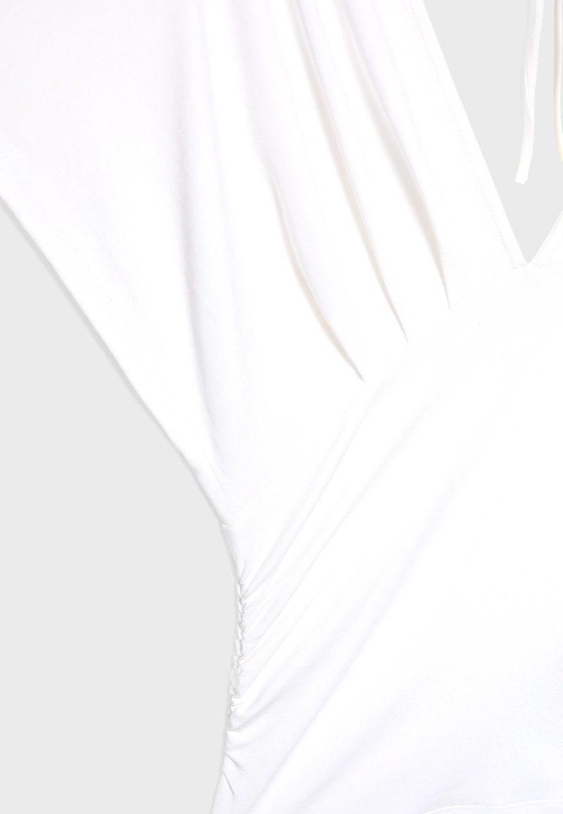 Футболка со сборками и V-образным вырезом