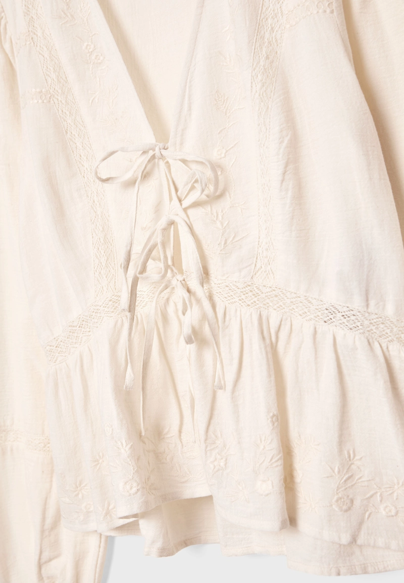 Легкая блузка с вышивкой и узлом