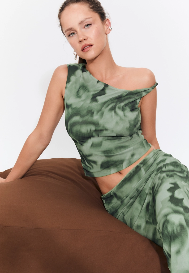 Асимметричная футболка из полупрозрачной ткани с принтом