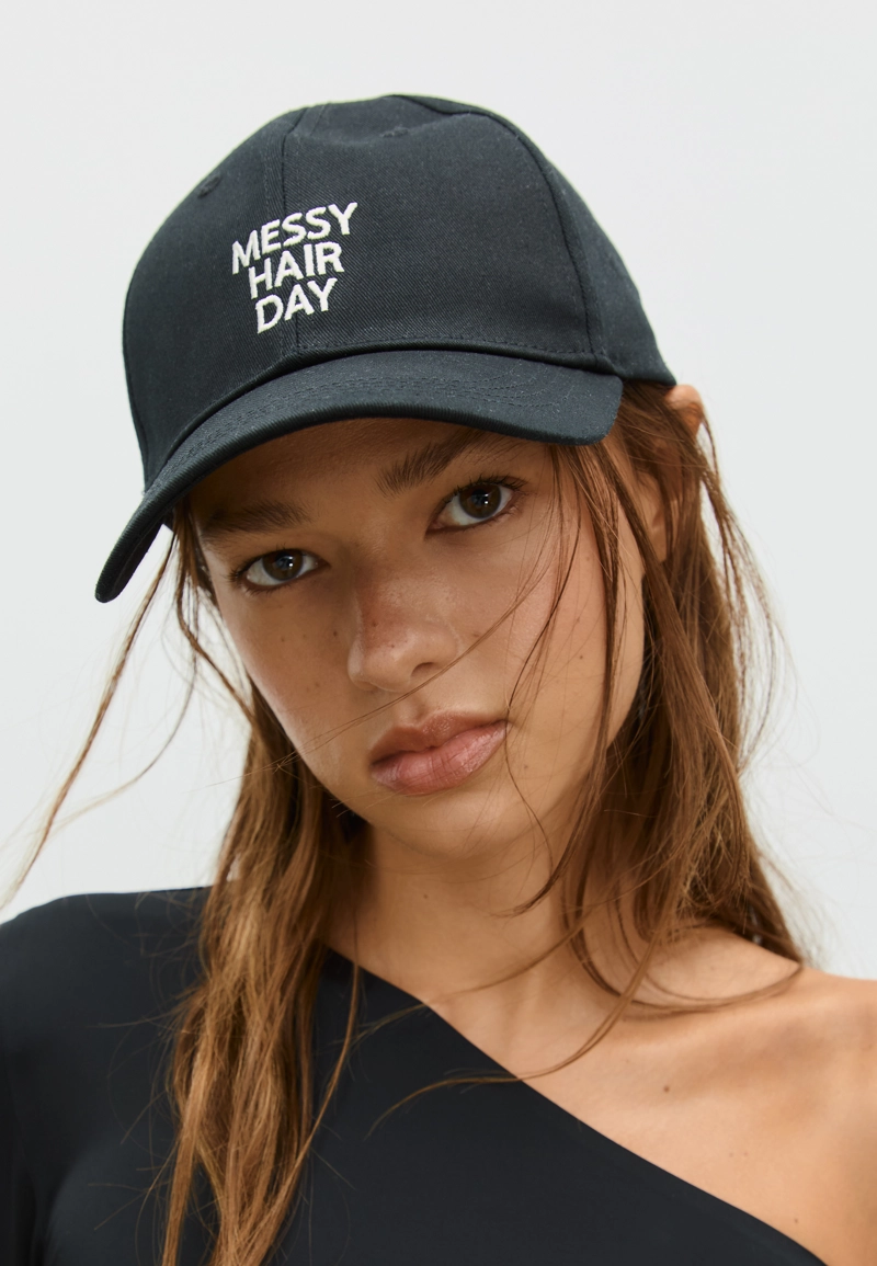 Кепка с вышитой надписью