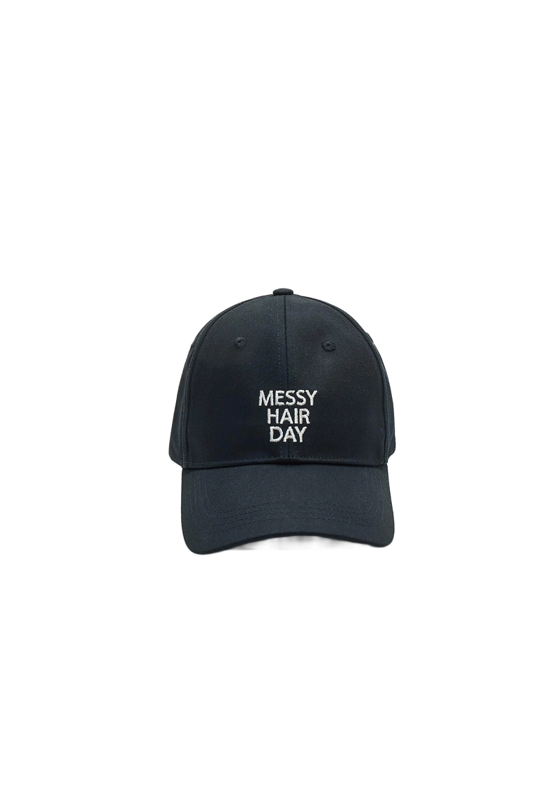 Кепка с вышитой надписью