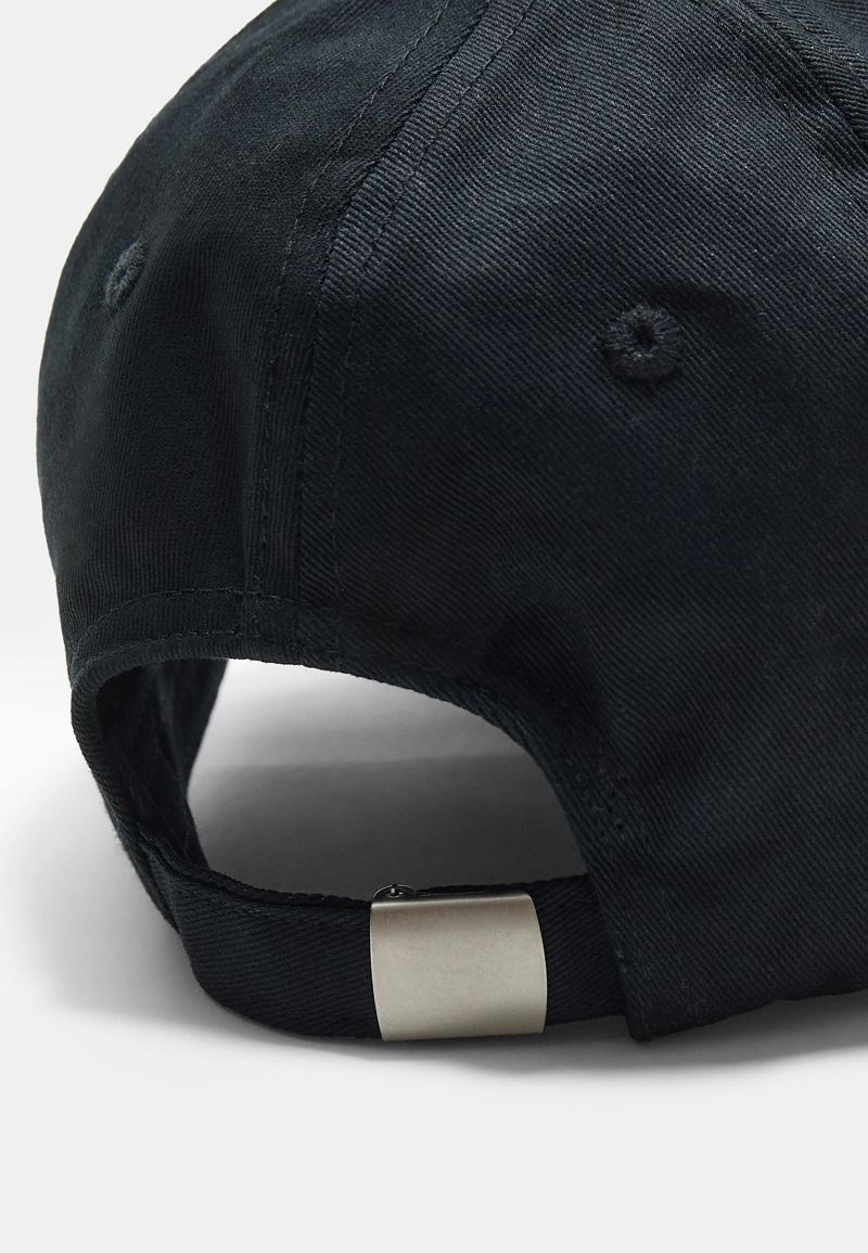 Кепка с вышитой надписью