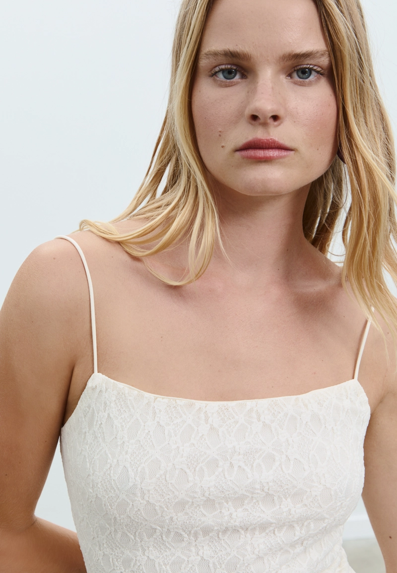 Длинное кружевное платье на бретелях