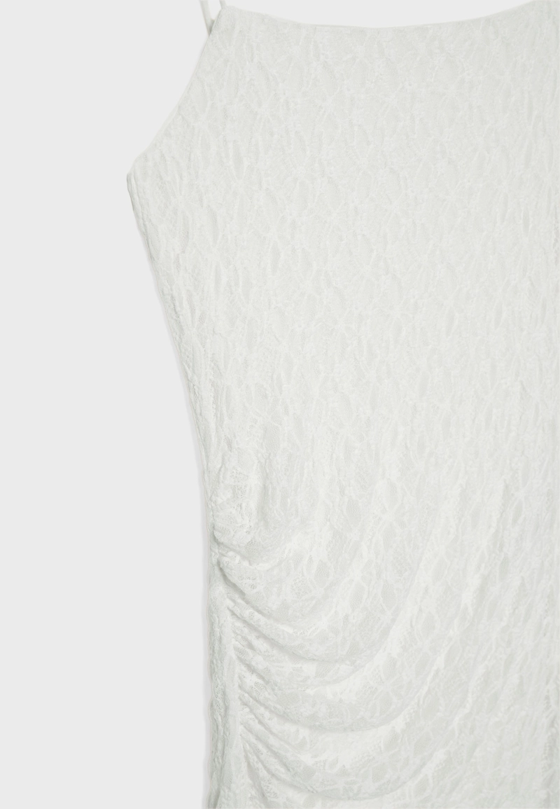 Длинное кружевное платье на бретелях