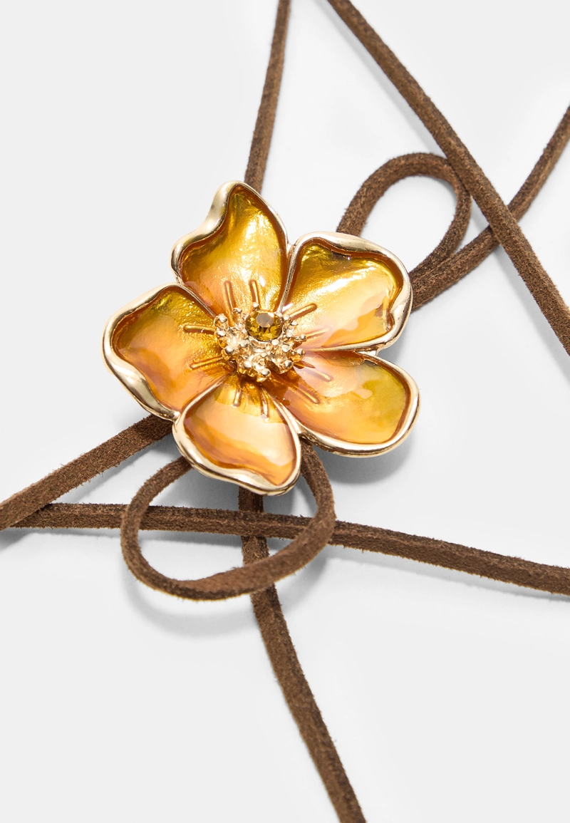 Ожерелье-шнурок с эмалированным цветком