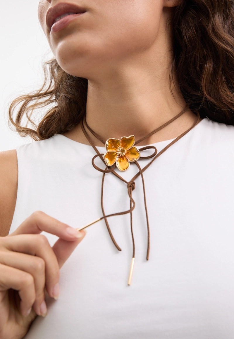 Ожерелье-шнурок с эмалированным цветком