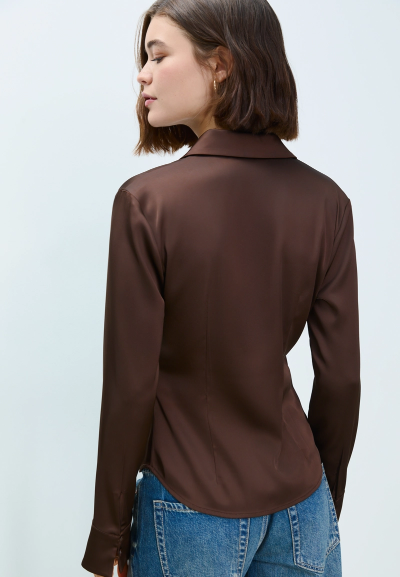 Приталенная рубашка из атласа