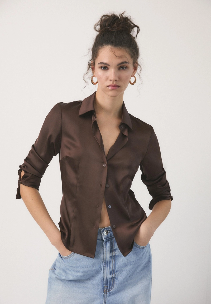 Приталенная рубашка из атласа