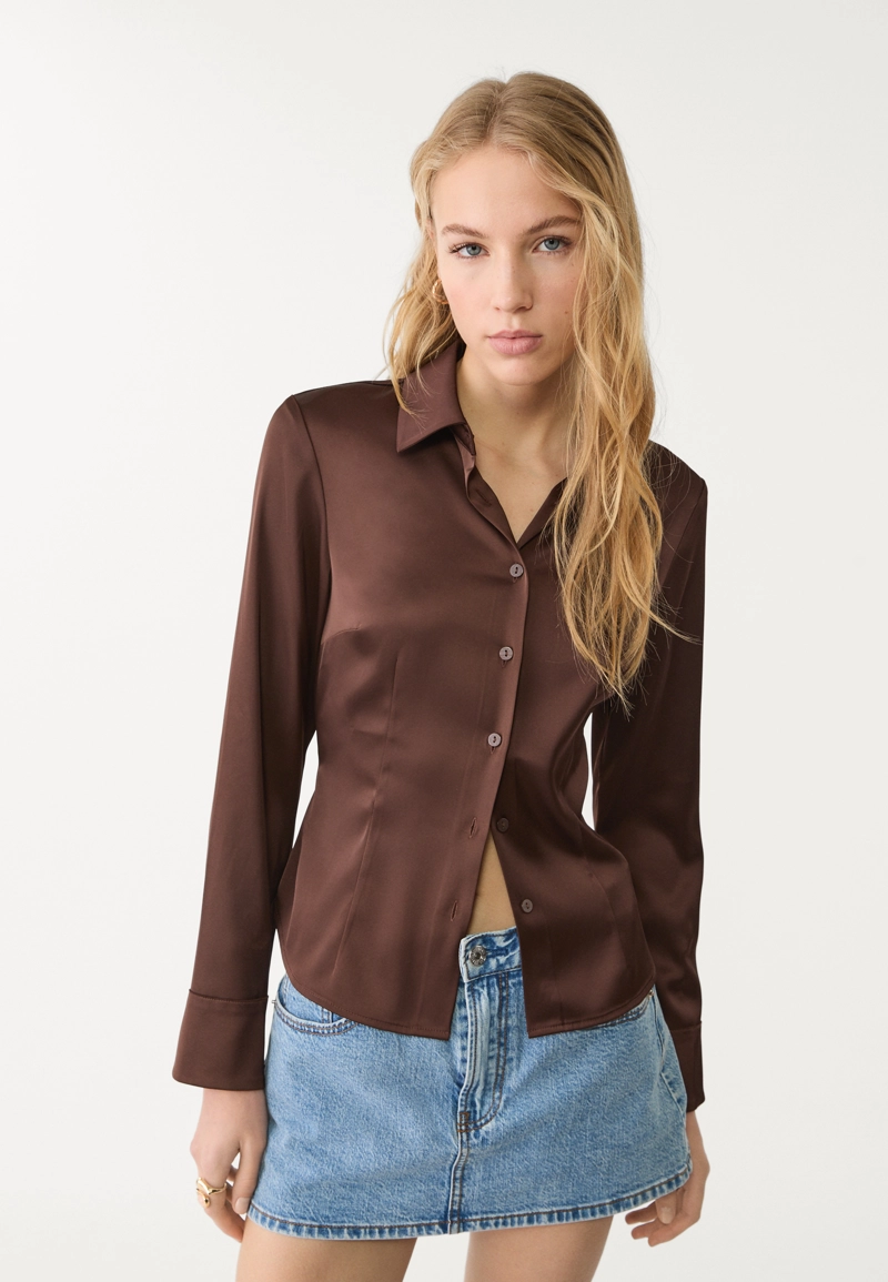 Приталенная рубашка из атласа