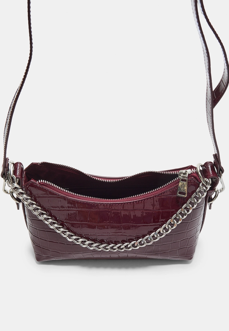Сумка-полумесяц через плечо с цепью и эффектом крокодиловой кожи