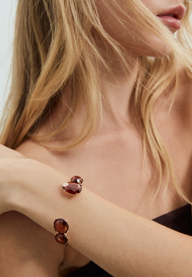 Жесткий браслет с камнями