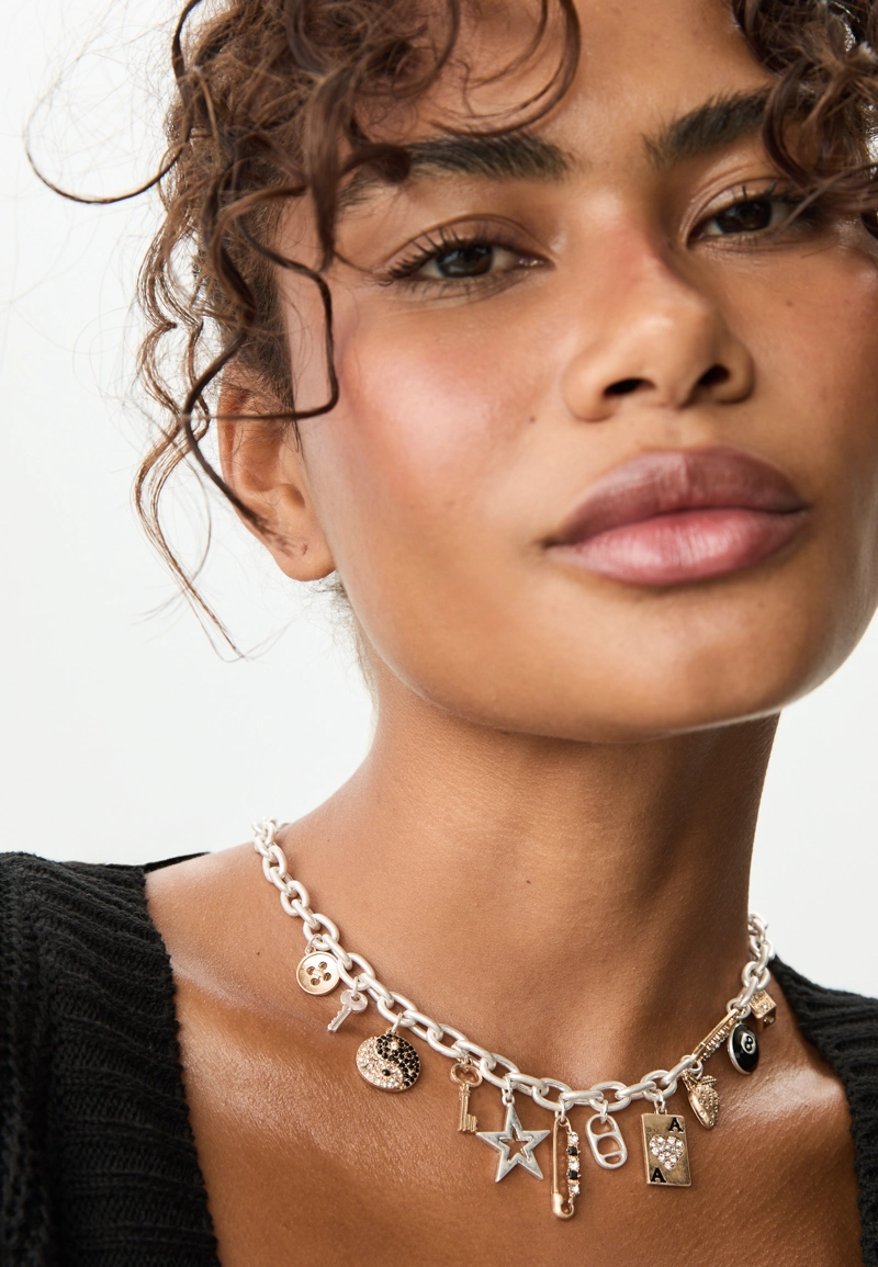 Ожерелье с несколькими подвесками