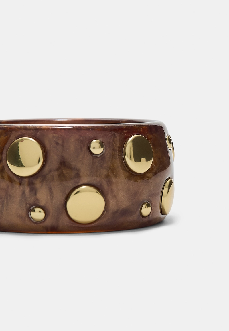 Жесткий браслет с заклепками