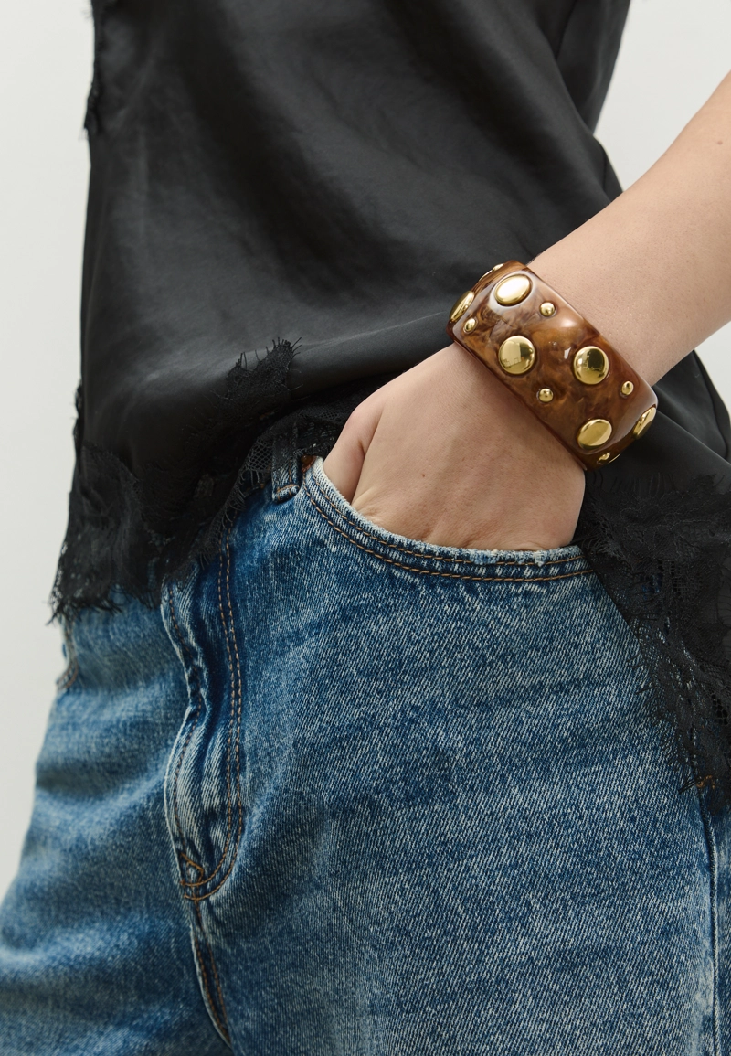 Жесткий браслет с заклепками