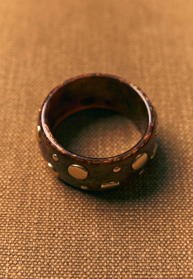 Жесткий браслет с заклепками