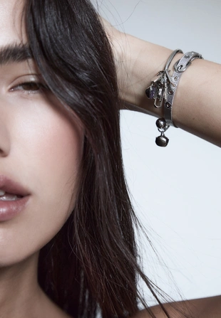 Набор из 2 браслетов с разными подвесками- Заказать в России